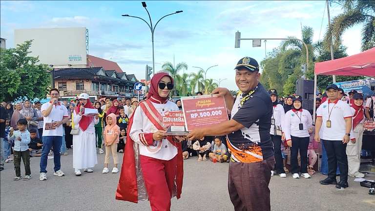 Lamaludin Saksikan Lomba Parade Drumband