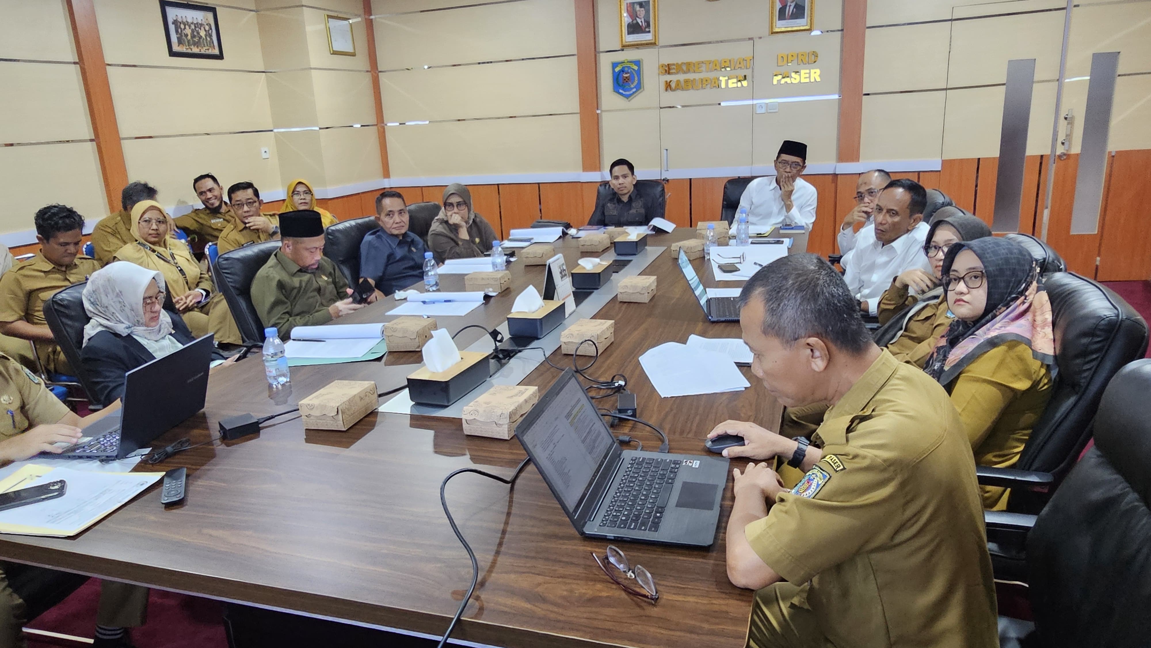 Pansus II Matangkan Raperda Pengendalian Pusat Perbelanjaan dan Toko Swalayan